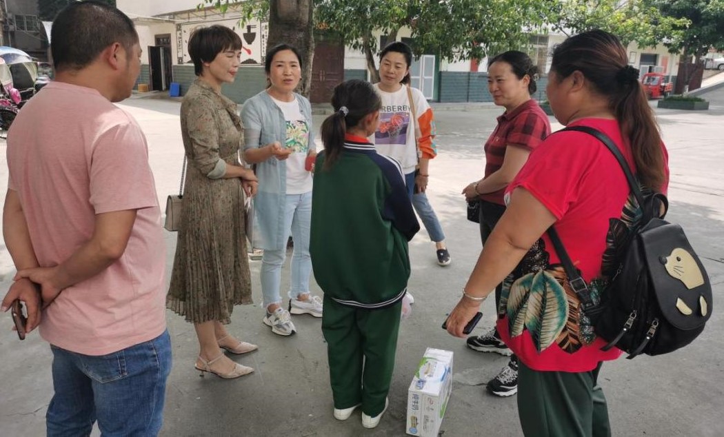 走访慰问各县（市）区散居孤儿